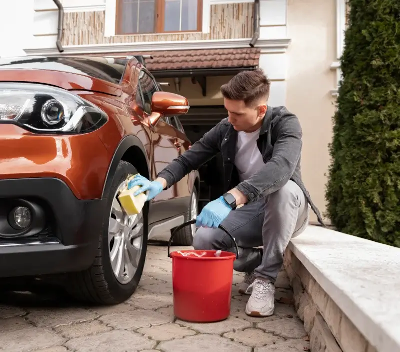 Lavage auto à domicile Saché : professionnel intervenant sur un véhicule